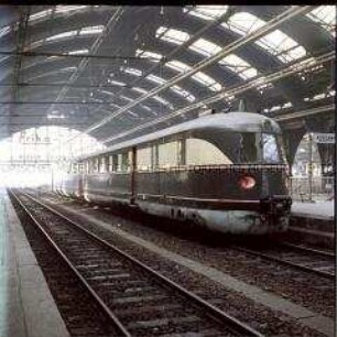 Schnelltriebwagen im Berliner Ostbahnhof