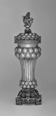 Deckelpokal mit Löwen