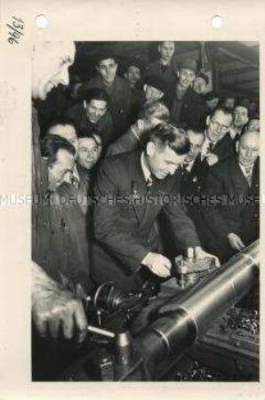 Besuch des sowjetischen Drehers Pawel Bykow im Niles-Werk in Chemnitz