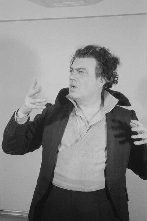 Szenenbilder aus der Oper "Dantons Tod" von Gottfried von Einem an der Deutschen Staatsoper Berlin: mit Hans Reinmar in der Titelrolle und Erich Witte als Robespierre, Elisabeth Grümmer u. a. : Soloaufnahme von Hans Reinmar als Danton