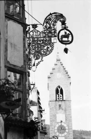 Sterzing-Vipiteno: Aushängeschild [Nasenschild Lamm] und Torturm
