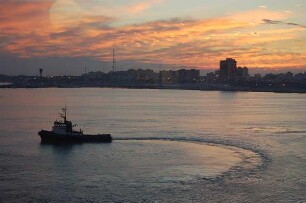 Tripolis - Hafen und Stadt : Schlepper im Hafen von Tripolis, Libyen, aufgenommen 2006
