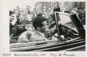 Guy de Boisson und Erich Honecker begrüßen die Teilnehmer der Demonstration zum Deutschlandtreffen 1950