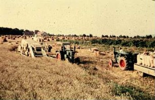 Fotografie: Erntetechnik, Strohbergung, Mähdrescher gezogen, Absackanlage