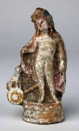 Stehender Knabe mit Wägelchen