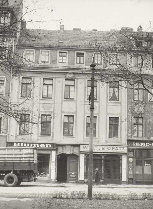 Wohnhaus mit Läden