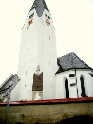 Ansicht von Südosten mit Kirche (Kirchturm im Kern Romanisch-Strebepfeiler im 15 Jh angesetzt - Chor Neubau 14 Jh) über Kirchhofmauer (Wehrgang im 18 Jh abgetragen)