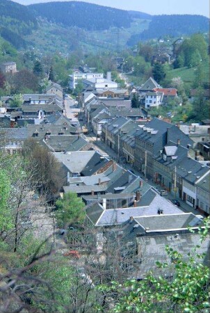 Blick von oben auf einen Straßenzug mit geschlossenen Hausfronten