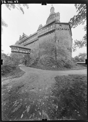 Pansfelde (Falkenstein/Harz-Pansfelde). Burg Falkenstein (Burgmuseum, Baubeginn 1115). Ansicht von Ostsüdost mit Bergfried