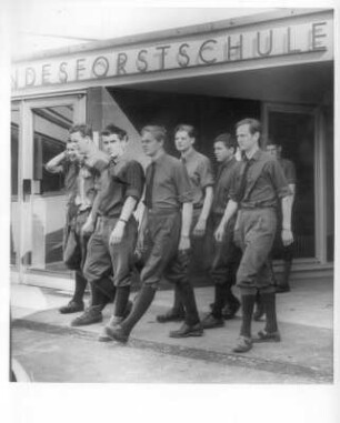 Arnsberg, Herbreme 2. Forstschule. Forstschüler beim Verlassen des Gebäudes