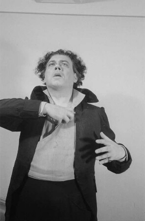 Szenenbilder aus der Oper "Dantons Tod" von Gottfried von Einem an der Deutschen Staatsoper Berlin: mit Hans Reinmar in der Titelrolle und Erich Witte als Robespierre, Elisabeth Grümmer u. a. : Soloaufnahme von Hans Reinmar als Danton