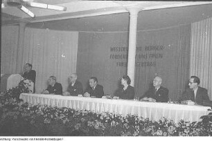 Dresden. Deutschlandpolitik. Treffen mit Vertretern aus der BRD unter Teilnahme des Oberbürgermeisters Walter Weidauer, um einen Friedensvertrag mit beiden deutschen Staaten zu erzwingen, 1955