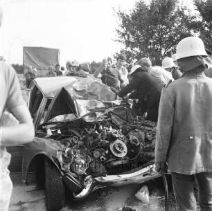 Rethwischdorf: Verkehrsunfall: Bundesstraße B 208: Zusammenstoß Pkw mit Lkw: Einsatz von Feuerwehr und Rettungsdienst bei demoliertem Pkw: im Hintergrund Zuschauer und Lkw