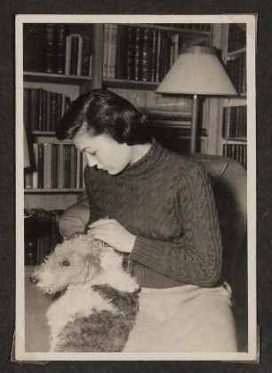 Romana von Hofmannsthal mit Hund