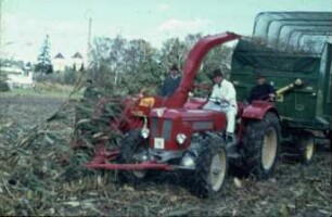 Fotografie: Erntetechnik, Silomais, Feldhäcksler angebaut, Maisgebiss