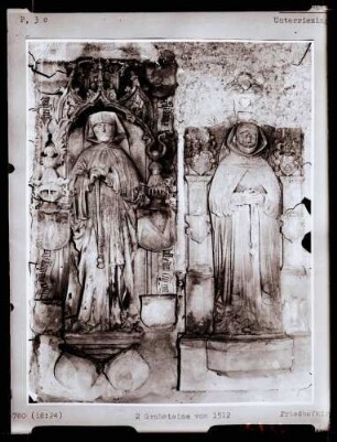 Friedhofskapelle, zwei Grabsteine