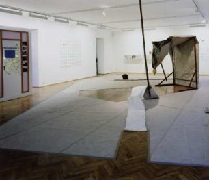 Weitere Sichten : Raumaufnahme mit der Installation "Weitere Sichten". Diverse Materialien; 2004. Sputniza - Die Ausstellung "Wir können auch anders". 12.04.2004-23.01.2005