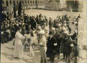 Der siegreiche General Mannerheim wird mit deutscher Unterstützung in Helsingfors empfangen