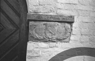 Gut Jersbek: Torhaus: Detailaufnahme: Torbogen: Kämpferstein mit Relief