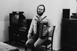 Fausto Faust mit Akkordeon in einer Dachgeschoßwohnung