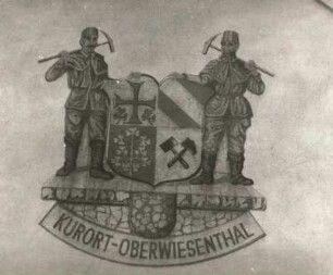 Oberwiesenthal. Bahnhof. Empfangsgebäude (1897 und um 1920 erweitert). Wandbild mit Stadtwappen und zwei Bergleuten als Schildhalter