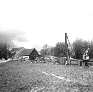 Cottbus-Saspow, Am Großen Spreewehr 3. Spreewehrmühle (1801). Mühle und Teile der alten Wehranlage mit gemauerten Brückenpfeilern (Rekonstruktion 1986-1988). Ansicht von Osten