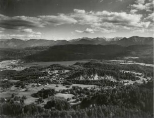 Blick vom Aussichtsturm der Pyramidenkogel auf den Keutschacher See