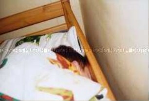 Schlafender Junge im Bett (Sonderthema: Familienbilder)