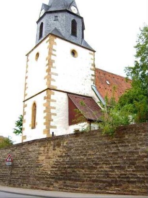 Ansicht von Nordosten mit Kirchturm (im Kern Gotisch-Glockenstube Barock überarbeitet)