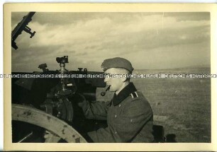 Soldat an der Zielvorrichtung eines Geschützes