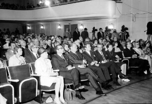 22. Tagung 1972 Mediziner; Eröffnung, Sitzreihen: Frau Steurer, H. Keßler, Willy Brandt, Oberbürgermeister Steurer, Ph. Held, [frau Held ?], nicht besetzter Platz, Ulf v. Euler, Frau v. Euler, Gräfin Sonja Bernadotte; 2. Reihe: Ehepaar Krebs