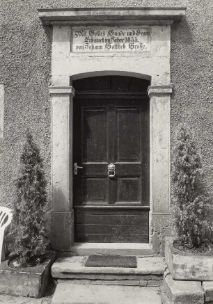 Brabschütz-Merbitz, Merbitzer Ring 2. Bauernhof (2. H. 19. Jh.). Seitengebäude (bez. 1855), Haustür mit Inschrift