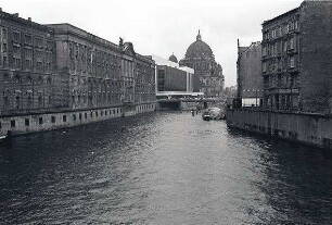 Berlin: Spree mit Dom von der Mühlenbrücke