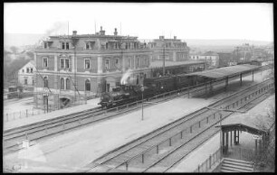 Kötzschenbroda. Bahnhof mit Eisenbahnzug