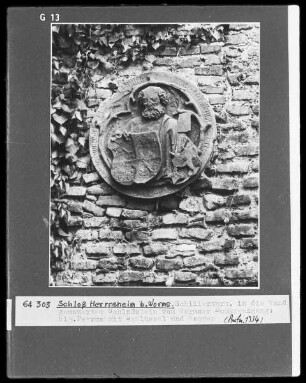 Eingemauerter Schlussstein mit Heiligem Petrus, Schlüssel und Wappen