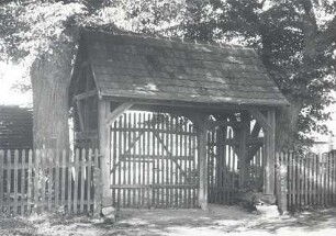 Torhaus in Bluno : Bauwesen - Kirchen. Ort: Bluń / Bluno. Tor vor der Kirche.