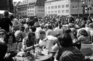 Freiburg: Münsterplatz, Terrassengäste vom Rappen