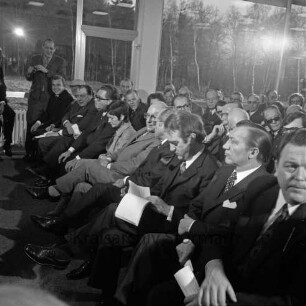 Friedrich-Ebert-Stiftung: Am Kratt: Heimvolkshochschule: Eröffnung: unter den Gästen Bürgermeister Manfred Samusch, Bürgervorsteher Heinz Beusen, nordrhein-westfälischer Ministerpräsident Heinz Kühn, niedersächsischer Ministerpräsident Alfred Kubel, Johannes Rau, Landrat Wennemar Haarmann, Bundesgeschäftsführer der SPD Holger Börner, 9. Februar 1973