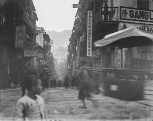 Geschäftsstraße : Blick durch eine Gasse, links und rechts Geschäfte