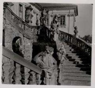 Das hunderttürmige Prag, Schloss Troja, Stiege