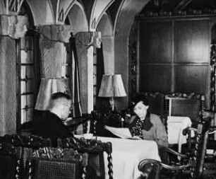 Szene aus dem Dokumentarfilm "Gaststätten in Dresden": Innenansicht des Hotel/Restaurants "Trompeterschlößchen"