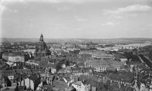 Dresden. Blick vom Rathausturm über das Stadtzentrum nach Nordosten zu Frauenkirche und Albertinum