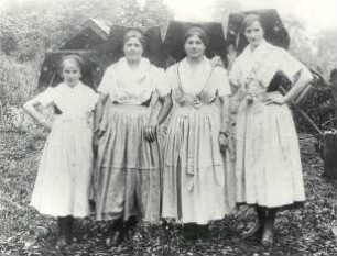 Sonntagstracht aus Byhleguhre : Kleidung - niedersorbische Tracht. Ort: Běła Góra / Byhleguhre. Sonntagstracht bis zum Ende des Ersten Weltkrieges.