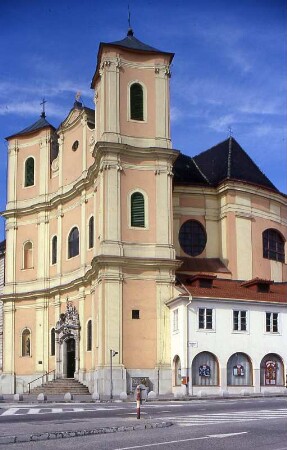Bratislava - Stadtkirche : Die Stadtkirche. Aufgenommen im Zentrum der slowakischen Hauptstadt Bratislava 2001