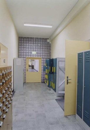 Gang mit Garderobenbereich : Dresden-Johannstadt, Hans-Grundig-Straße 25 (Gebäude der Fakultät Informatik der TU Dresden). Sächsische Landesbibliothek - Staats- und Universitätsbibliothek Dresden. Zweigbibliothek Informatik. Gang mit Garderobenbereich