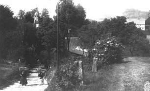 Reinhardtsdorf-Schöna. Ortsteilansicht mit Dorfkirche und Kirchhof Reinhardtsdorf. Blick vom Weg zum Wolfsberg mit zwei Holzsammlerinnen gegen Schrammsteine