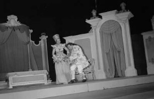 Szenenbilder aus der Oper "Madame Pompadour" von Leo Fall (Uraufführung: 1922.09.09) am Metropol-Theater Berlin, 1951 : Szenenbild