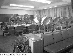 Einrichtung für einen Frisiersalon