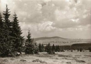 Gottesgab (heute Boží Dar / Tschechien). Stadtansicht mit Fichtelberg (1214 m) von Südwesten