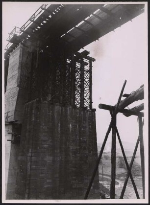 Baustelle einer Eisenbahnbrücke